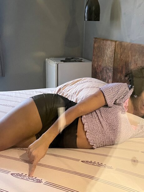 Agatha30 onlyfans sexy model image