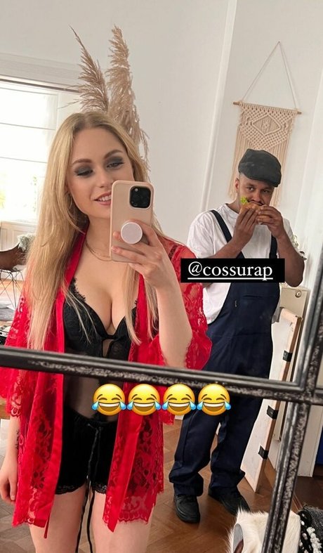 Alina Khani star picture