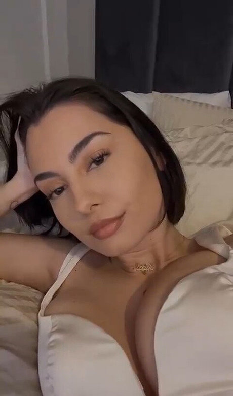 Adelaide T naked model pic