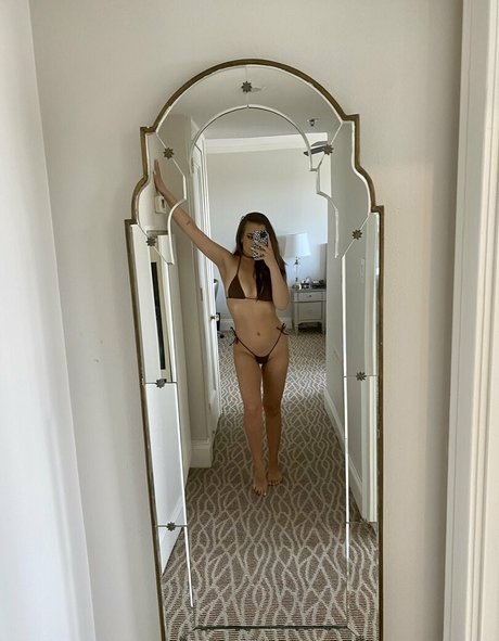 momoneyyymoprobzzz erotic model images