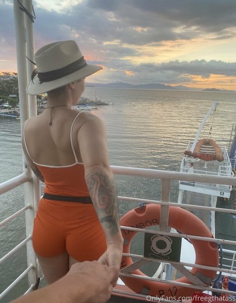 freegthatass erotic model image