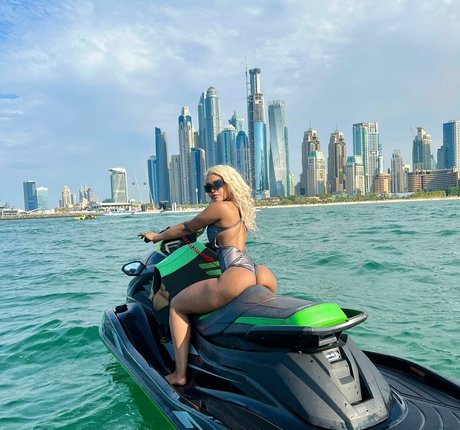 Thurriaa nude model img