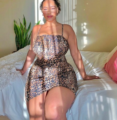 Katelyn Folasade model sexy image