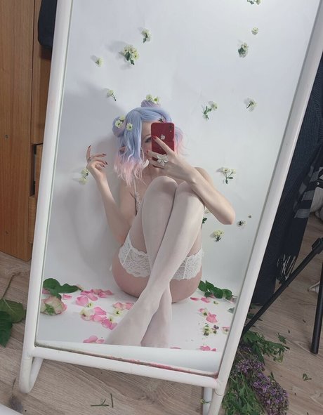 Tsukides model nude pic