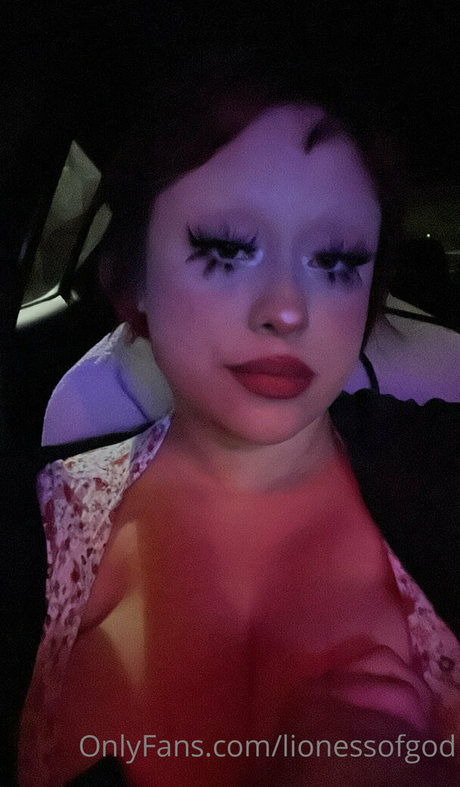 lionessofgod model top picture
