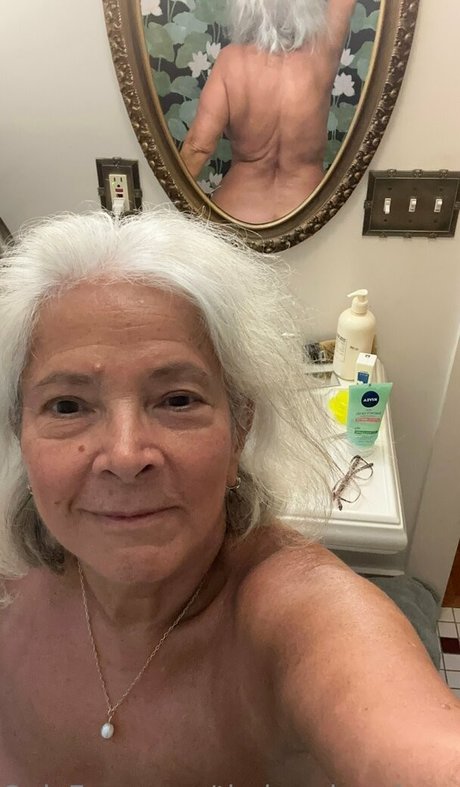 thebumbumbaroness pornographic model photo