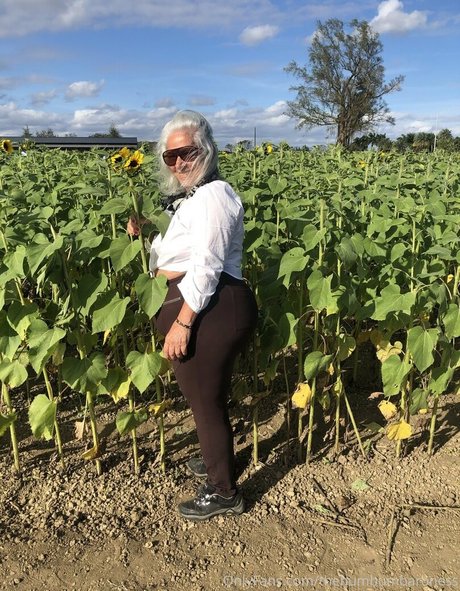 thebumbumbaroness model hd img