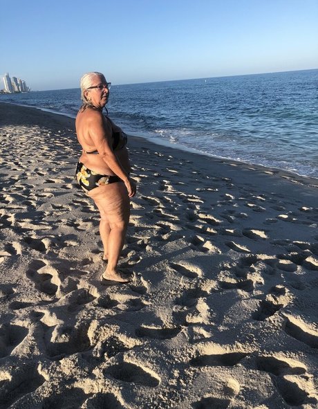 thebumbumbaroness adult model photo