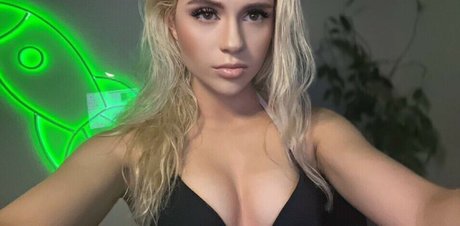 GoGoRocketGirl erotic pornstar photo