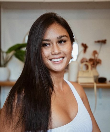 Alessa Holloway naked actress galleries