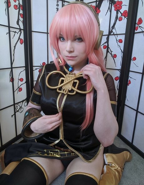 Dera Megurine model nudes img