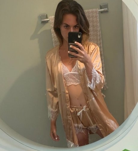 Miss Bell ASMR art model images