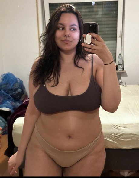 Peachyara naked model picture