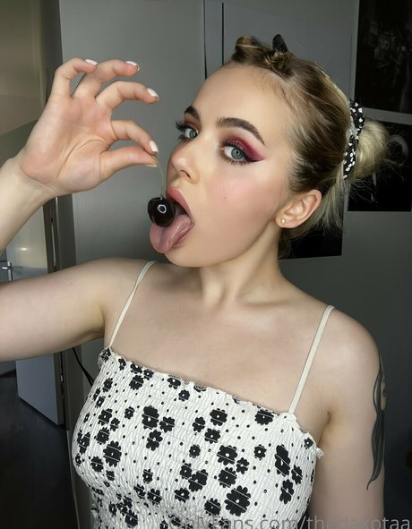 thedakotaa erotic model img