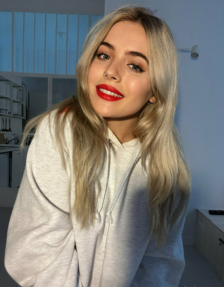 thedakotaa model exclusive image