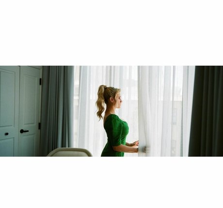 Olivia Taylor Dudley pretty model picture