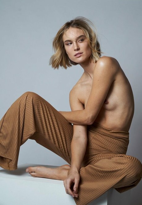 Kim Hnizdo exclusive star gallery