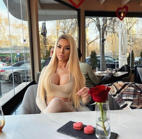 Eveline Marie hd actress picture