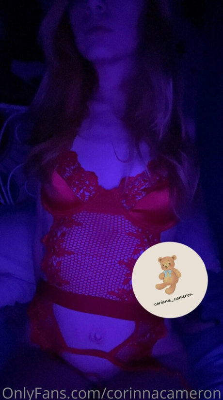 petitencreamyy naked model picture