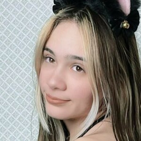 petitencreamyy sexy actress image