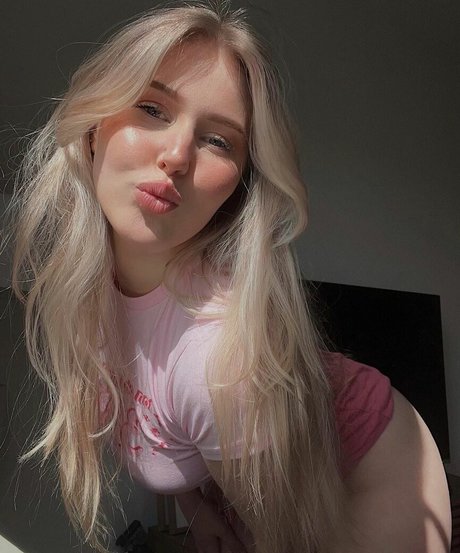 cirizzzle nude model picture