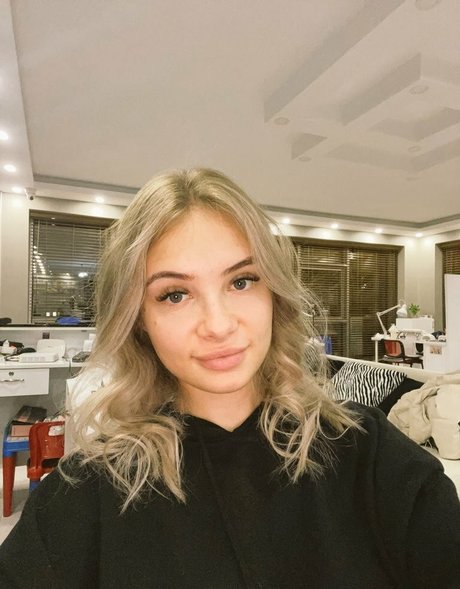 Esvittie model pretty picture