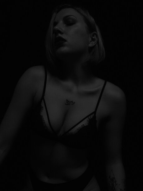 Ele Io naked pornstar archive