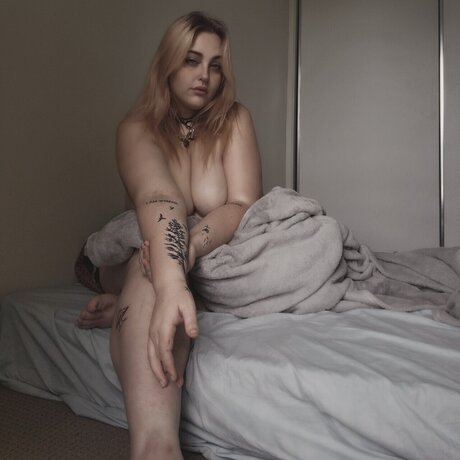 IslaFay naked pornstar gallery