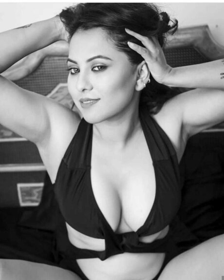 Tina Nandy adult model pic