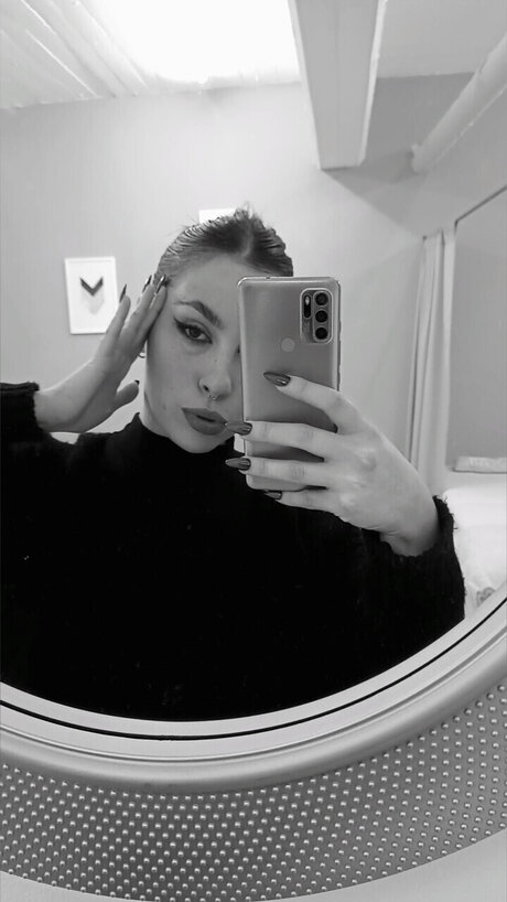 Amoret SEXTING VC hd actress photos