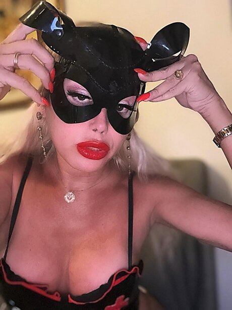 Masked TS XXL model hot picture