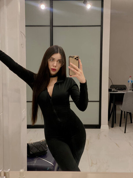 Elmira model hot image