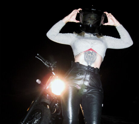 Thr0ttle Th0ttie star nude gallery