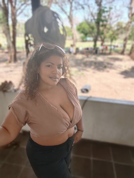 Isislara model nude photo