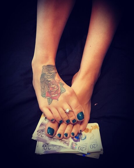 Bfeet nude model image