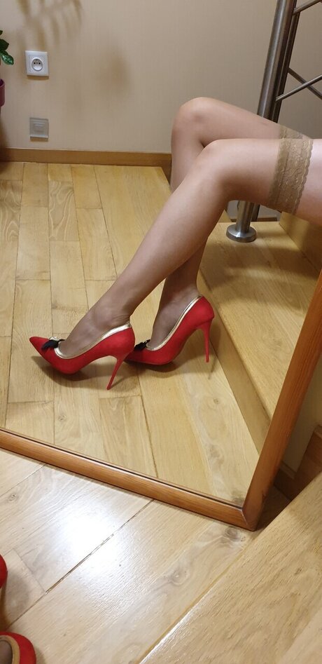 extra legs nice actress pic