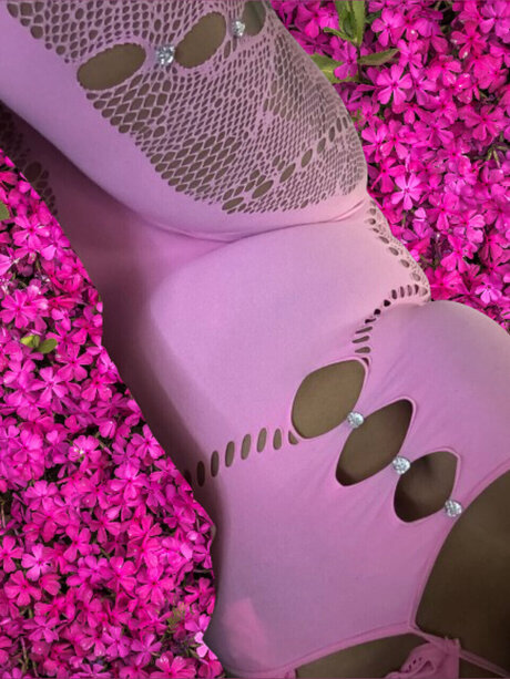 Baddiewithyams adult model pic