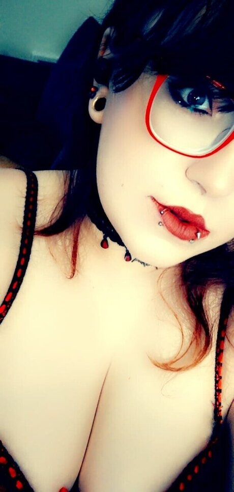 Gloomy Sugar star naked image