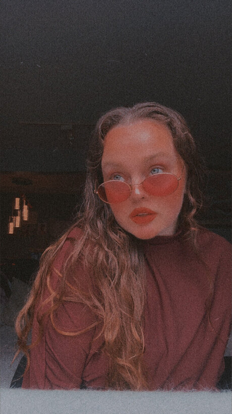 LYN ROMA adult model picture