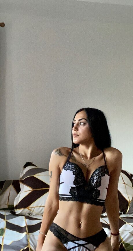 Ela Giurgiuca nude model pic