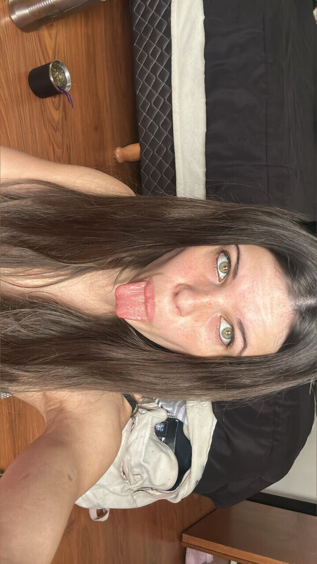 Melinakii pornographic model pic