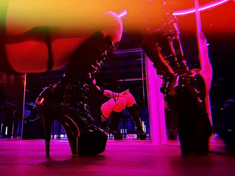 Ava Bees Bumbles naked model img