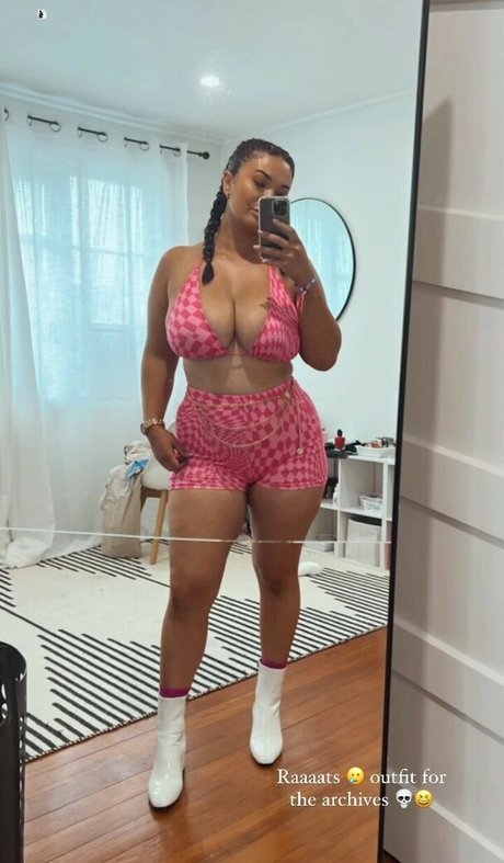 buxom babenz model pretty pic