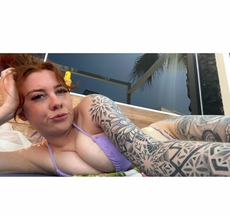 Molly Capper sexy star photos