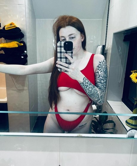 Molly Capper naked model picture