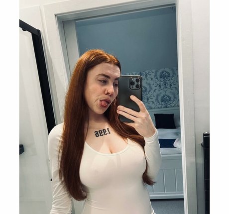 Molly Capper star exclusive picture