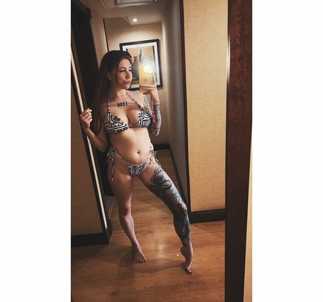 Molly Capper model beautiful img