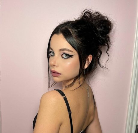 Ellise model sexy picture