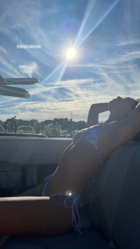 Lily Chee erotic model image