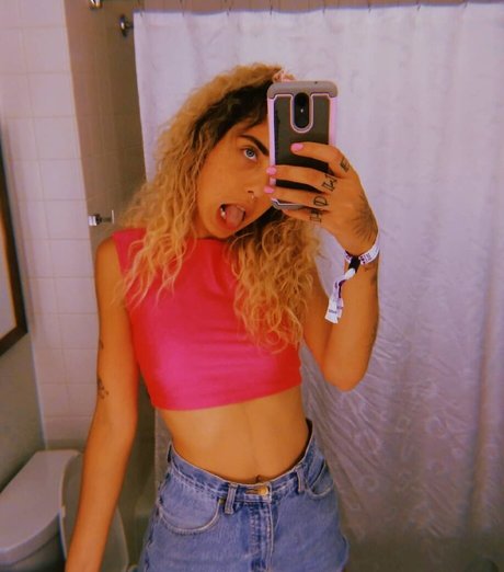 Indigo De Souza model hd gallery